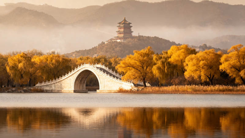 秋湖拱桥映塔影图片