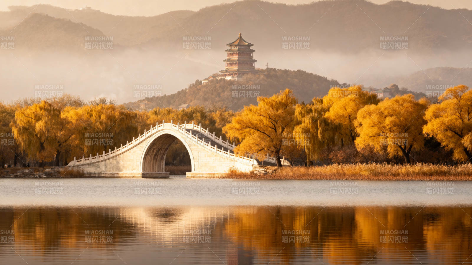 秋湖拱桥映塔影图片