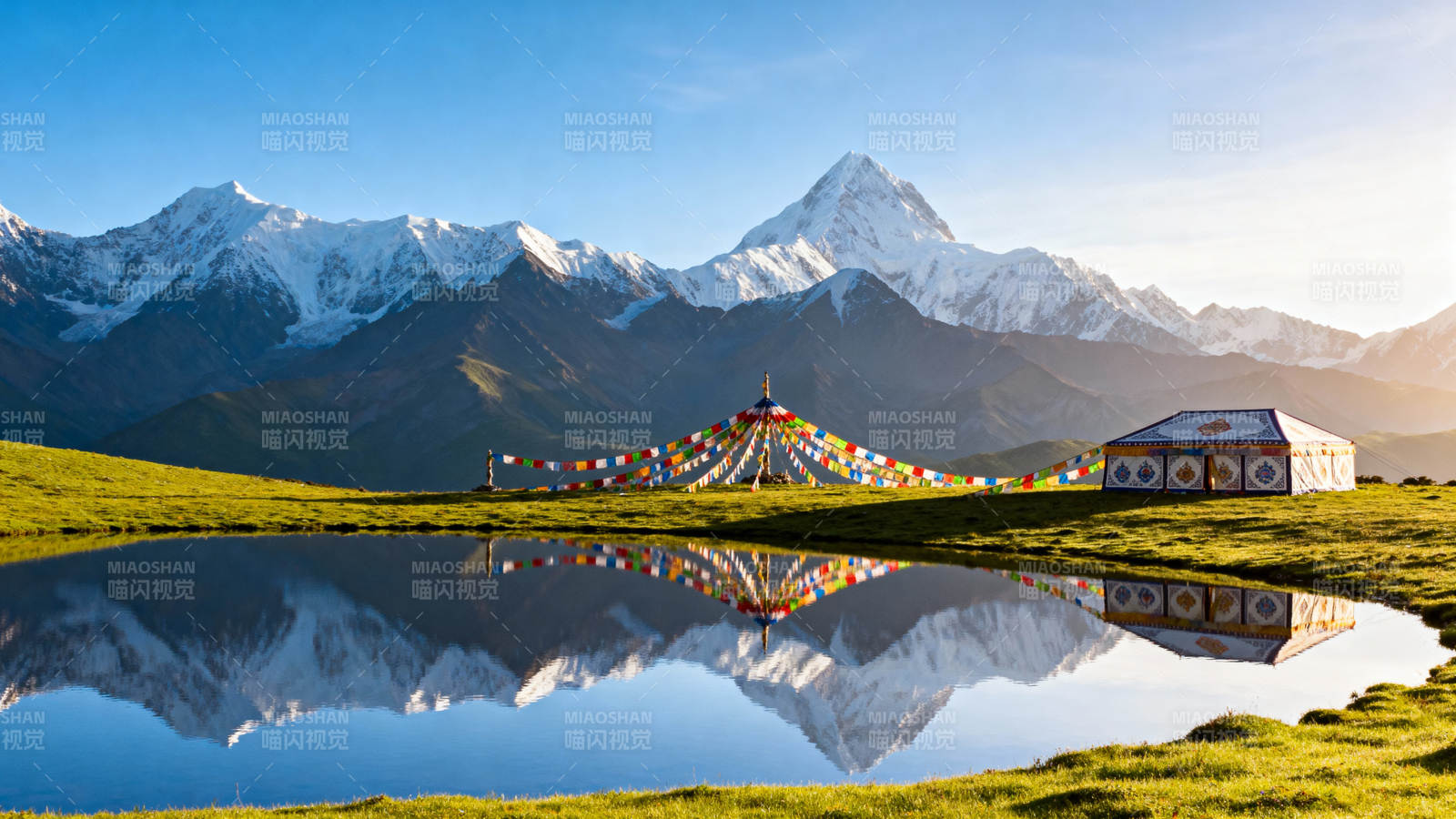 雪山倒影 彩旗飘扬图片