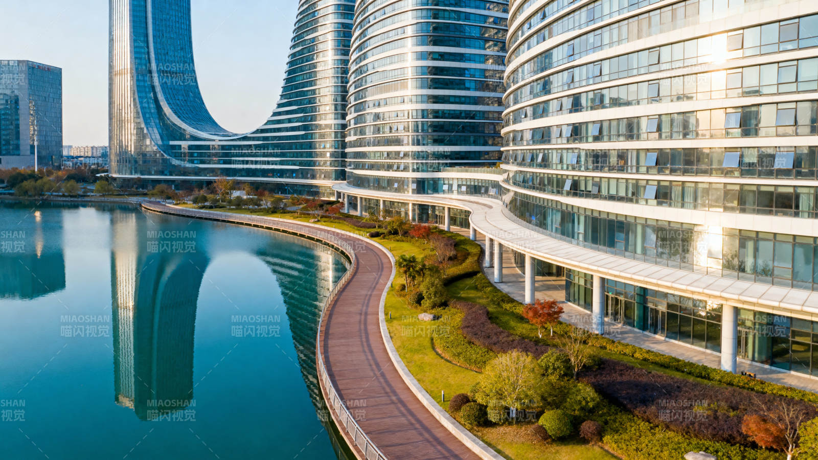 现代建筑与湖景图片