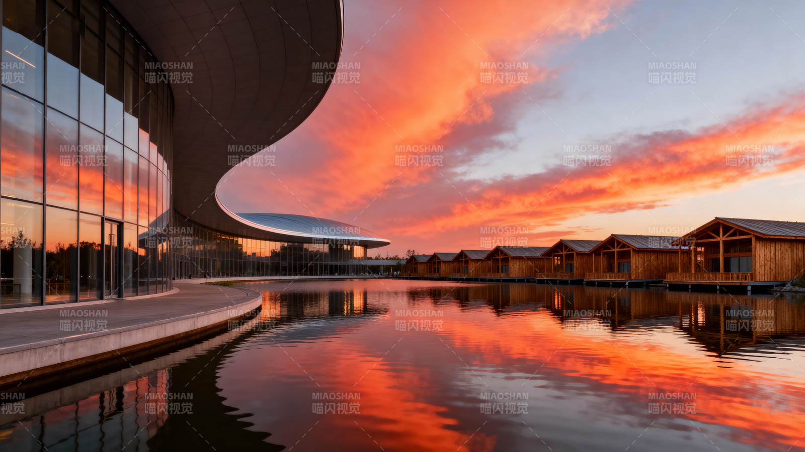 夕阳映照现代建筑图片