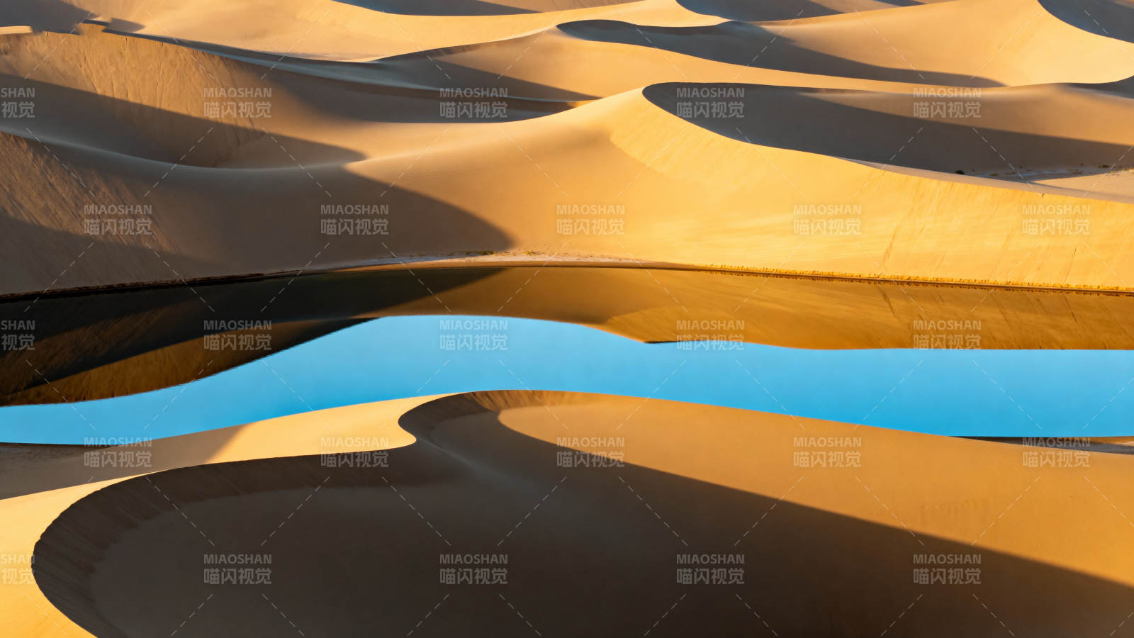 沙漠中的蓝湖图片