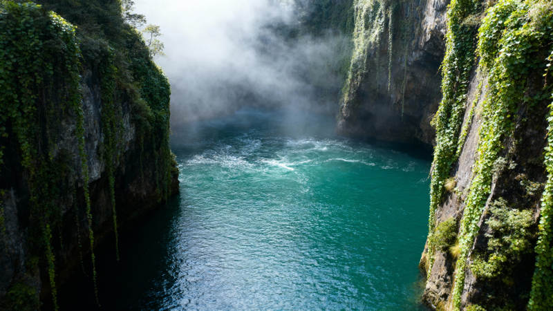 碧潭幽谷雾缭绕图片