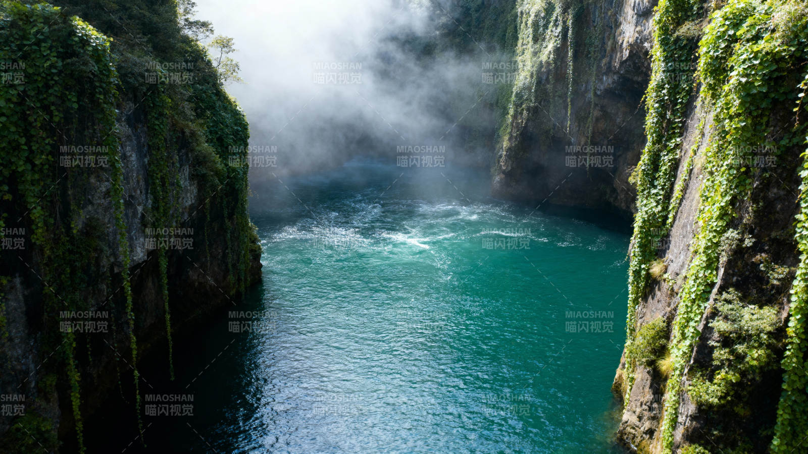 碧潭幽谷雾缭绕图片