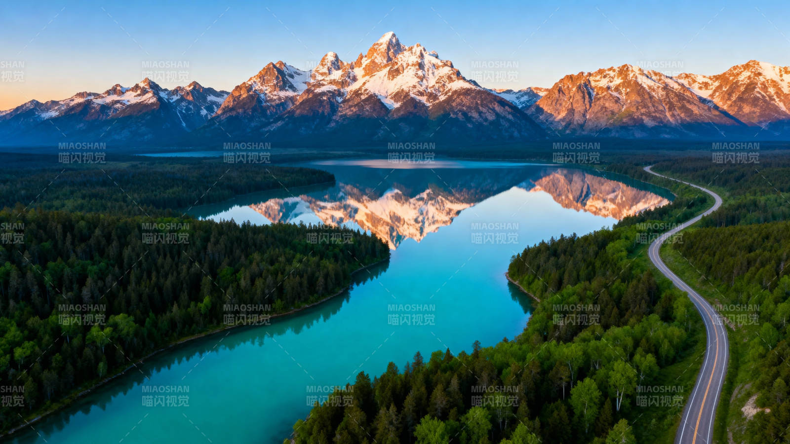 雪山湖光映翠林图片