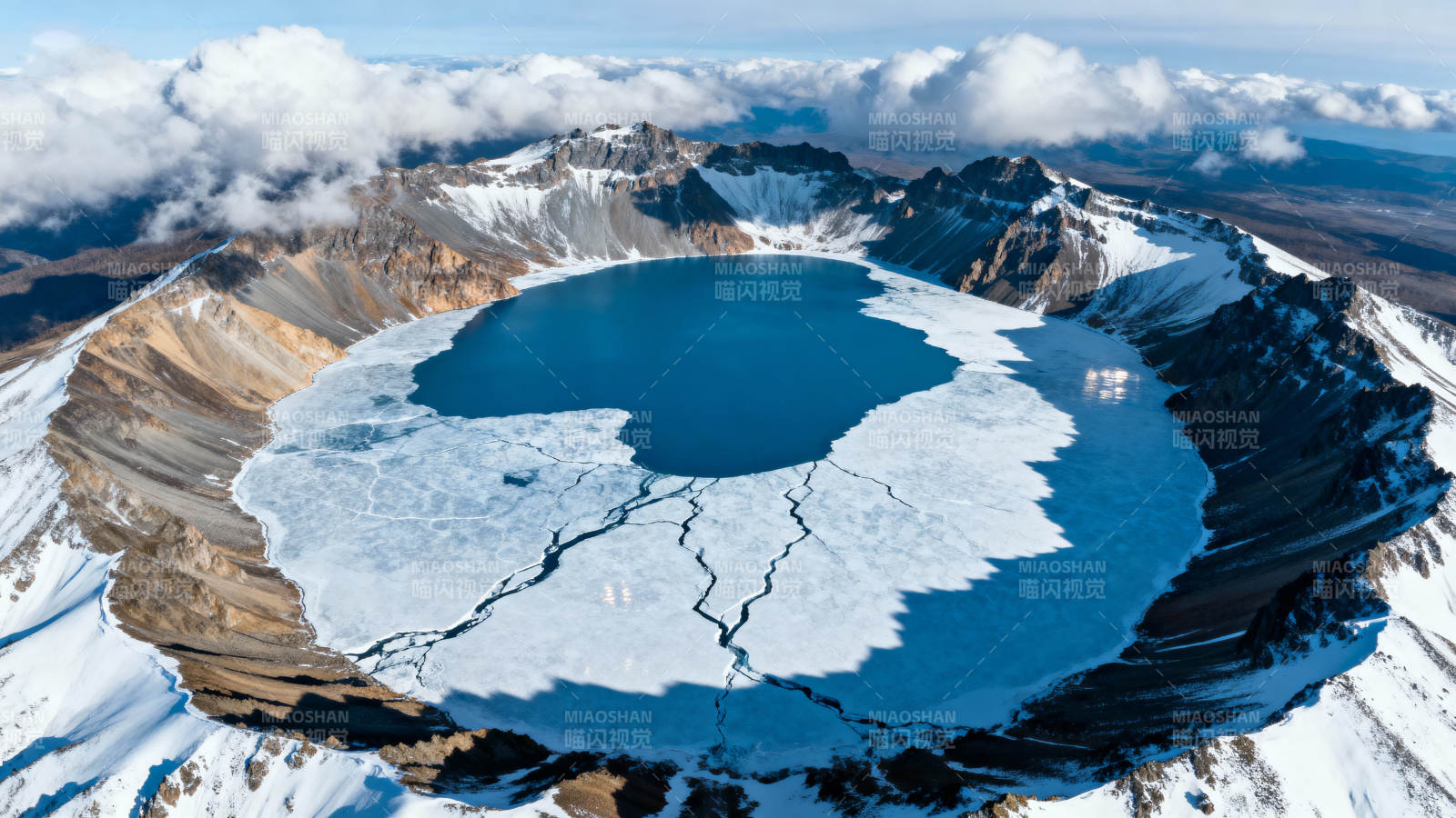 冰湖雪山奇景图片