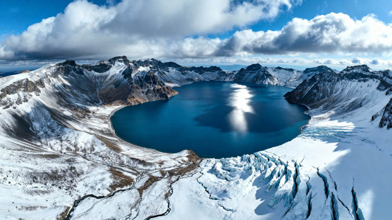 雪山之巅的碧蓝湖图片