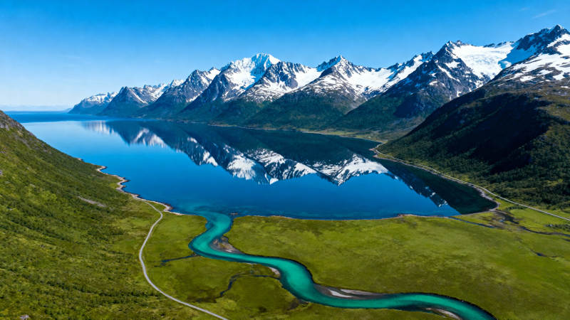 雪山湖景 碧水映天图片