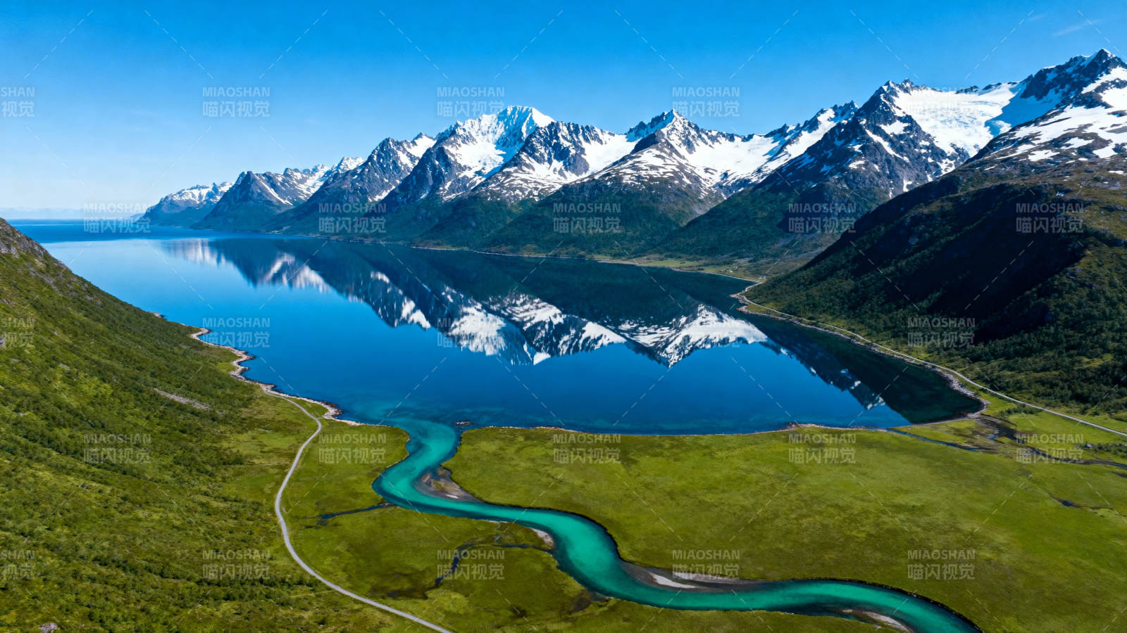 雪山湖景 碧水映天图片