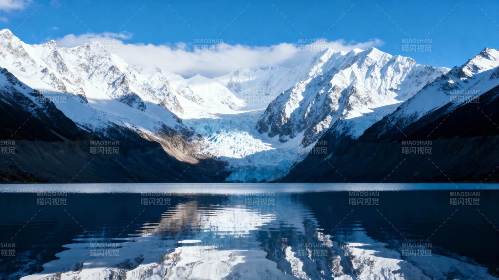 雪山倒映湖中图片