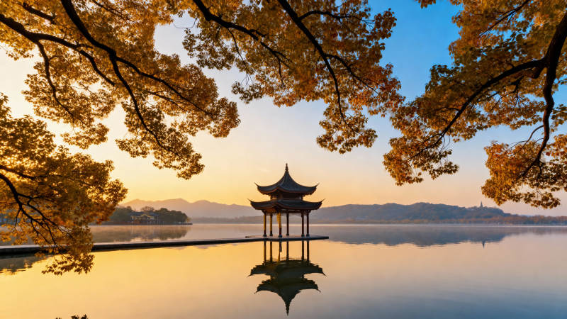 湖畔秋亭倒影图片