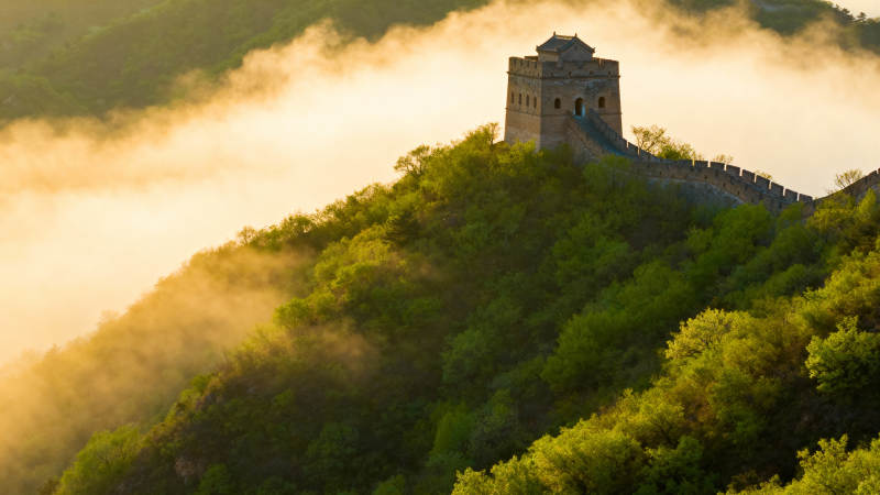 晨雾中的长城图片