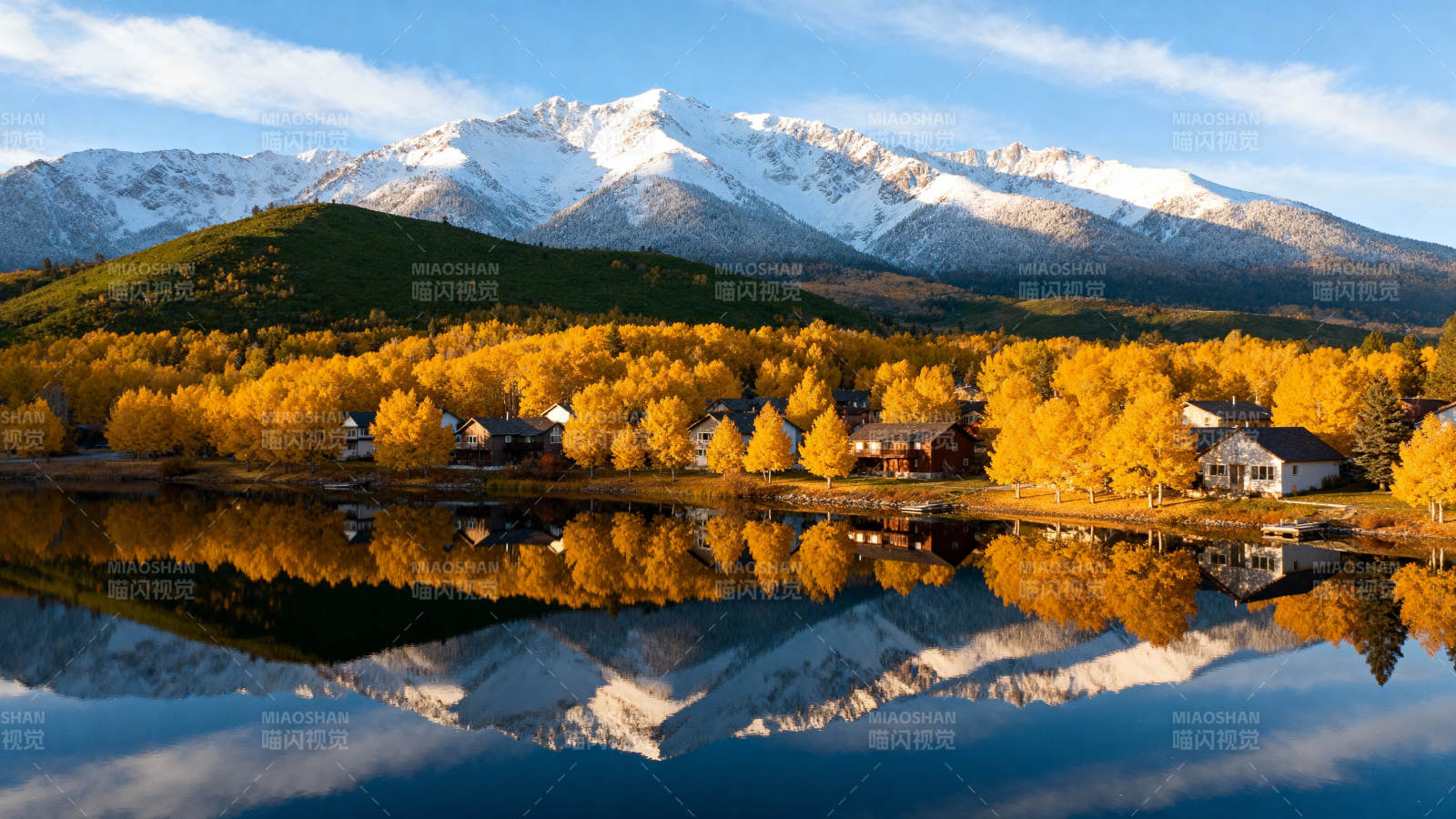 秋湖映山景图片