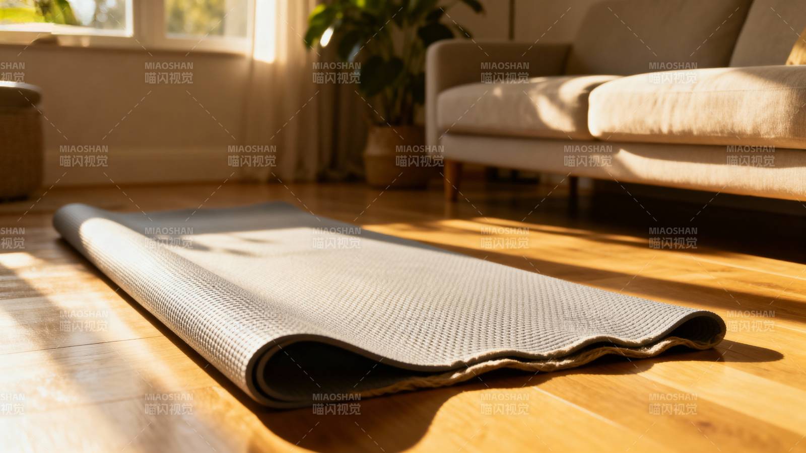 瑜伽垫静置客厅图片