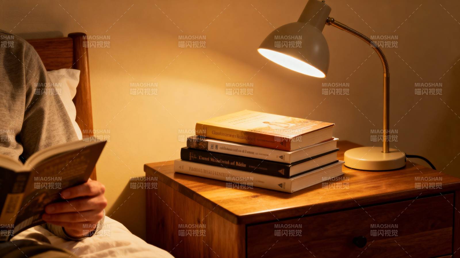 床头灯下读书图片