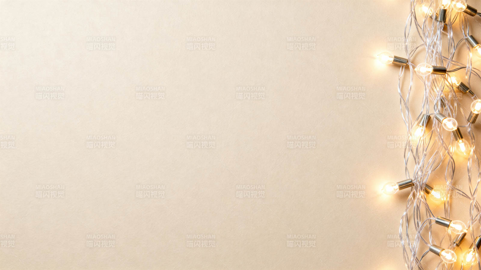 温暖灯串点缀角落图片
