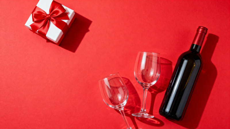 红酒礼盒与酒杯图片