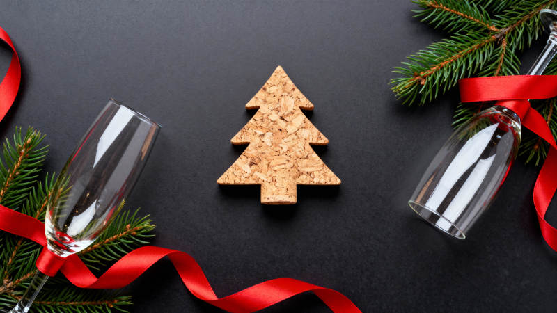 圣诞树与酒杯装饰图片