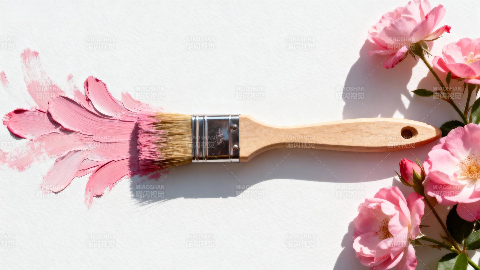 画笔与玫瑰的邂逅图片