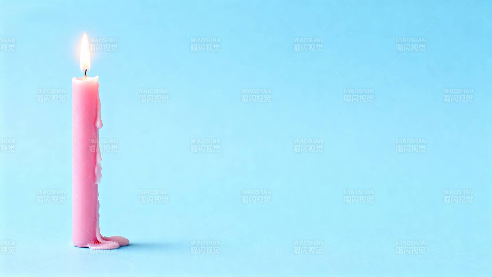 粉蜡烛燃蓝背景图片