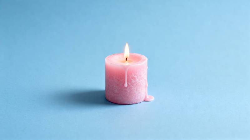 粉色蜡烛燃烧中图片