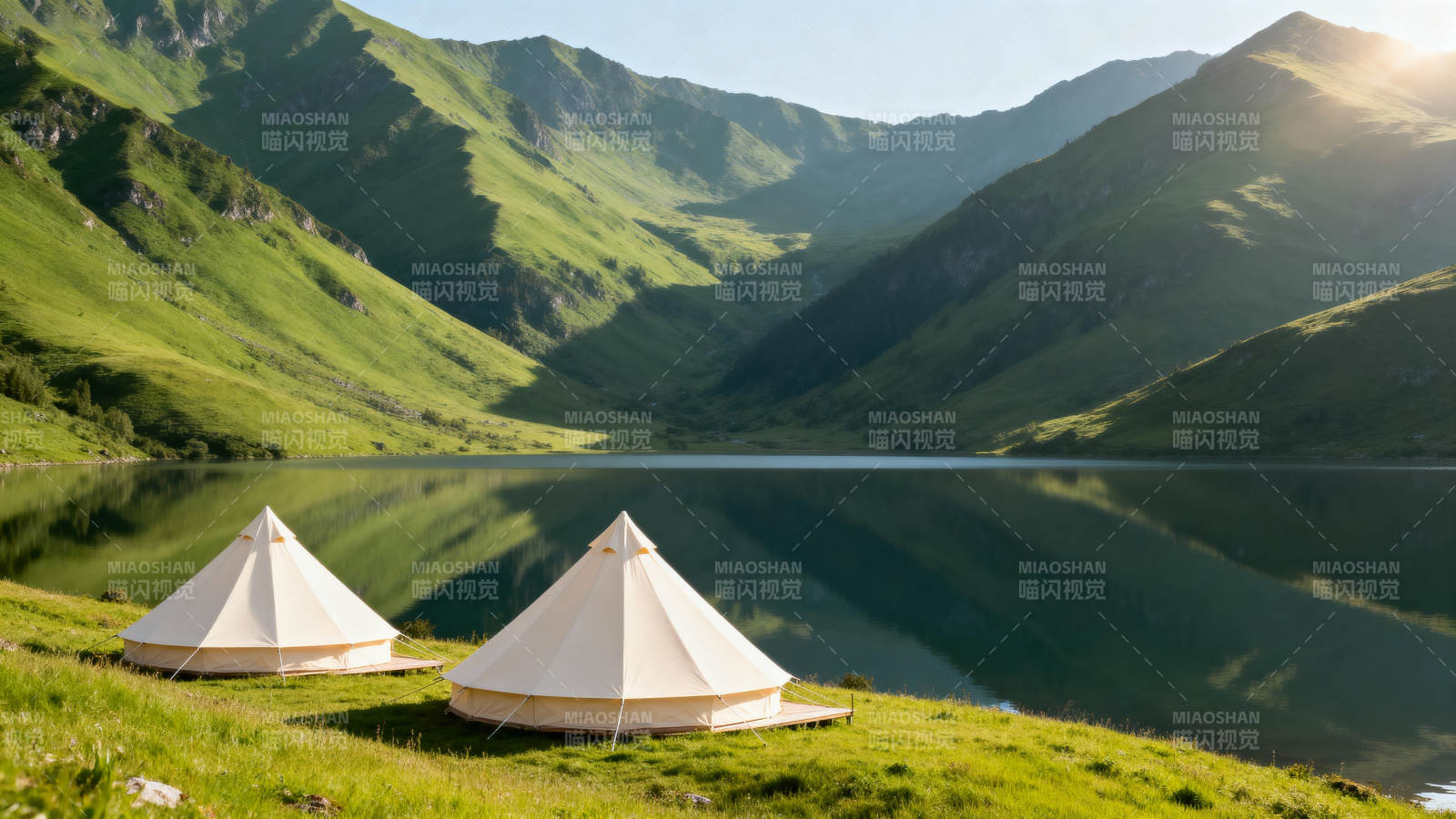 山湖畔的帐篷营地图片