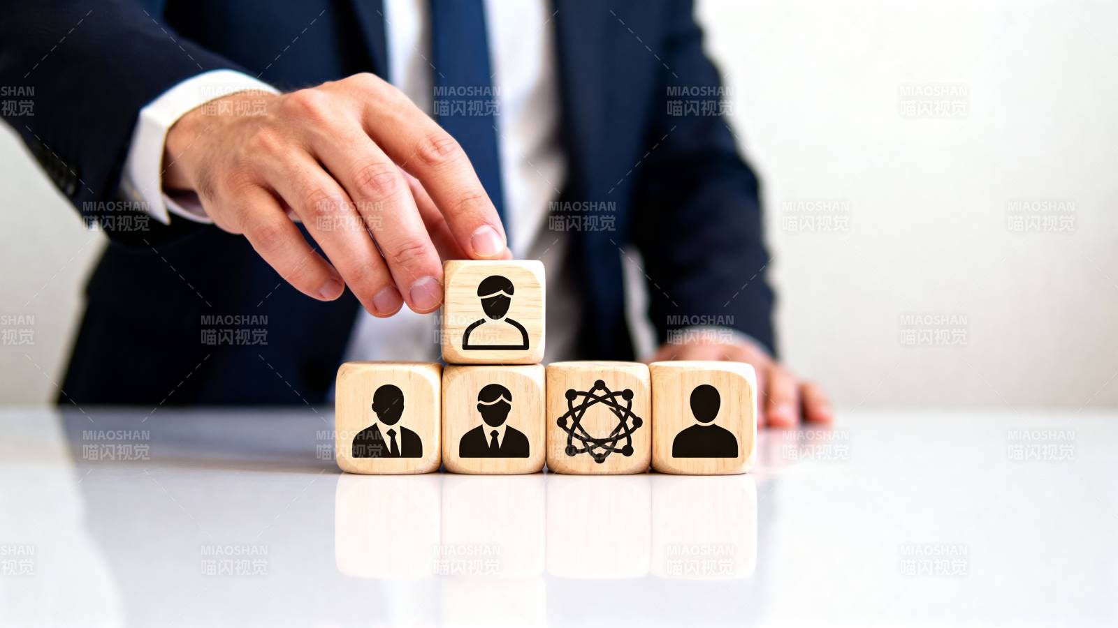 团队协作与人才管理图片