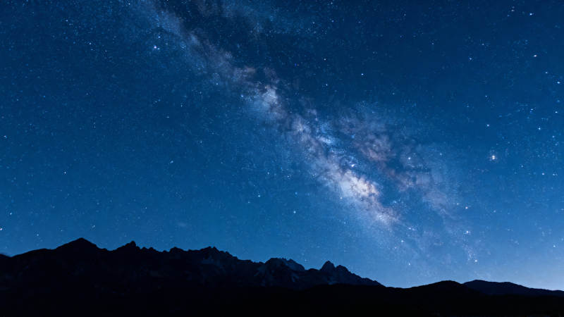 星河映山夜景图片