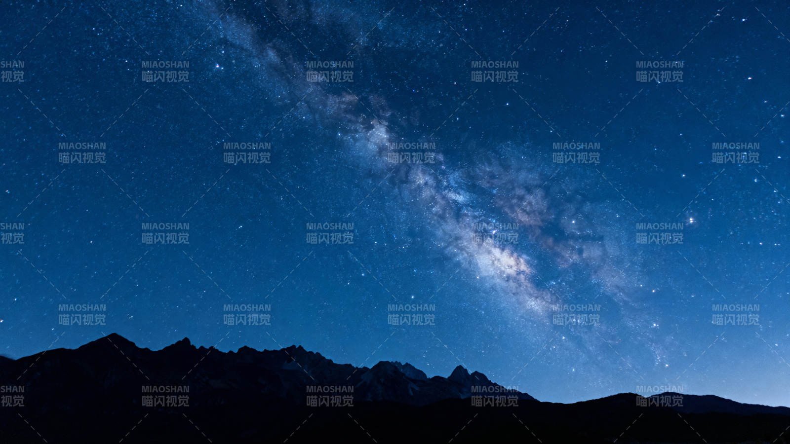 星河映山夜景图片