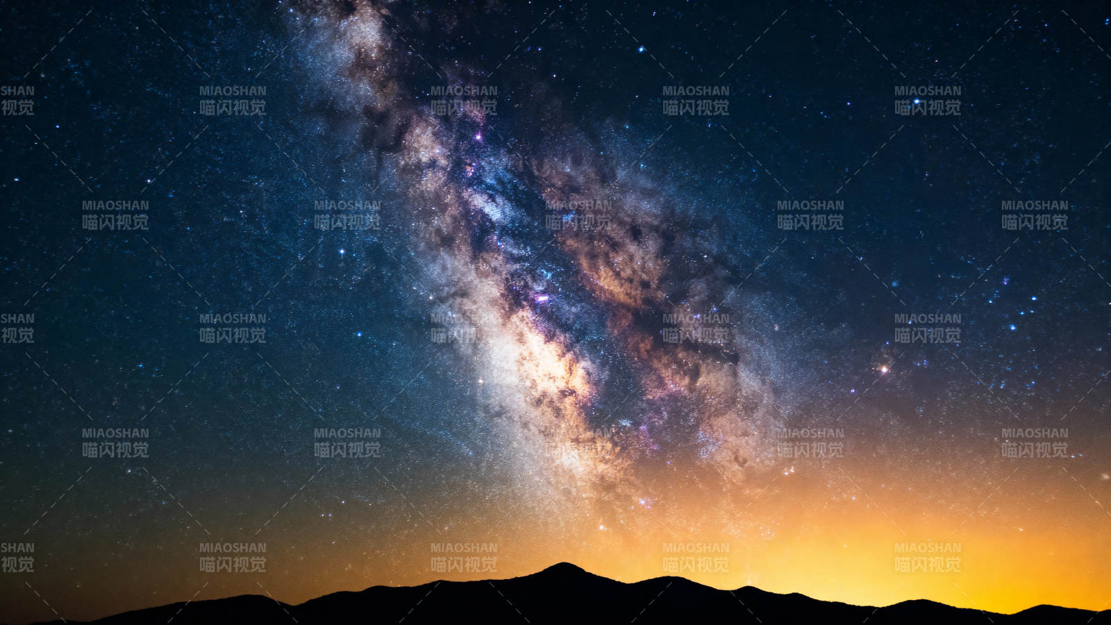 银河横跨夜空图片