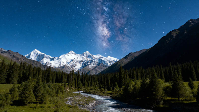 雪山星河夜景图片