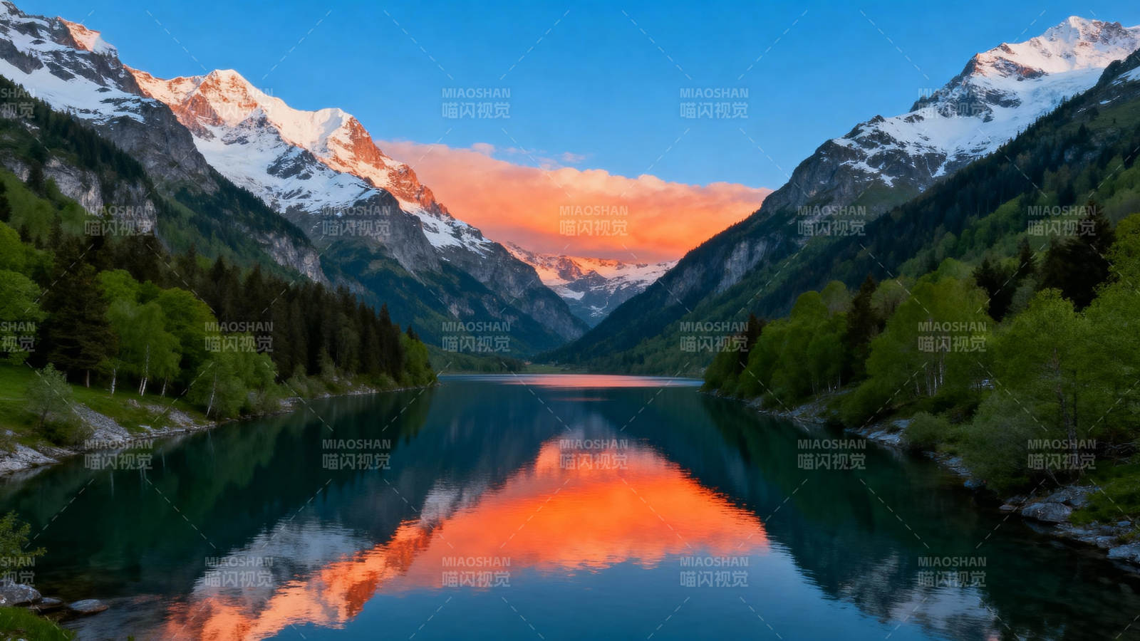 雪山湖光映晚霞图片