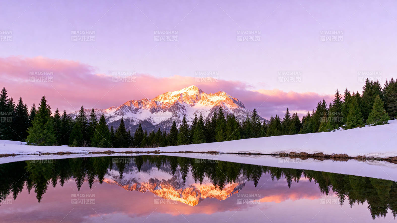 雪山倒影湖中图片