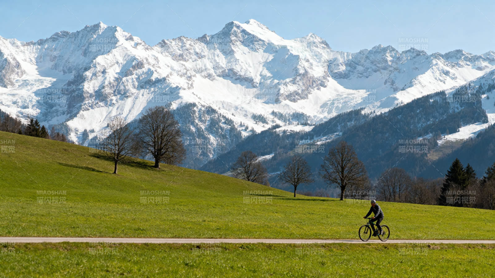 雪山下的骑行者图片