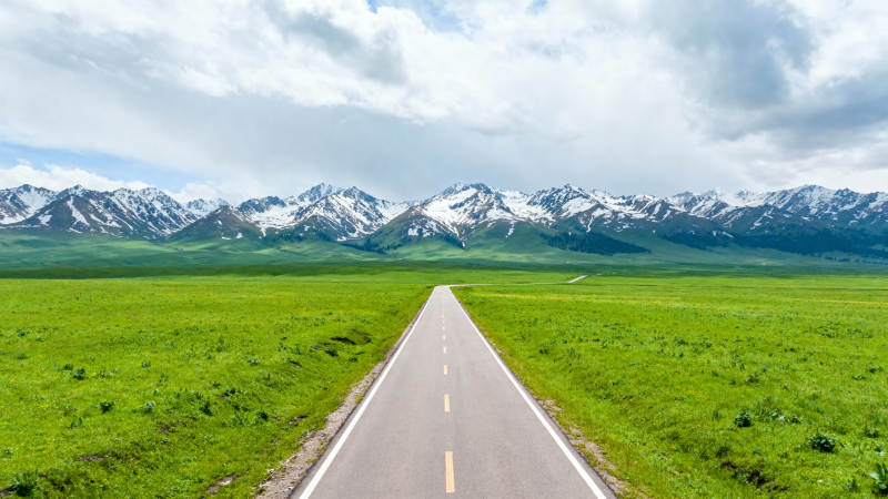 草原公路通向雪山图片