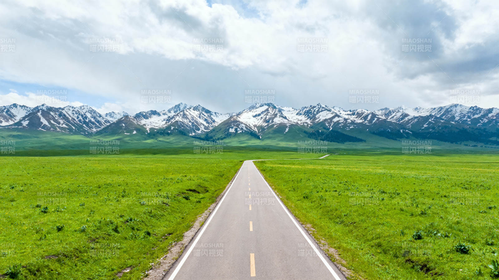 草原公路通向雪山图片