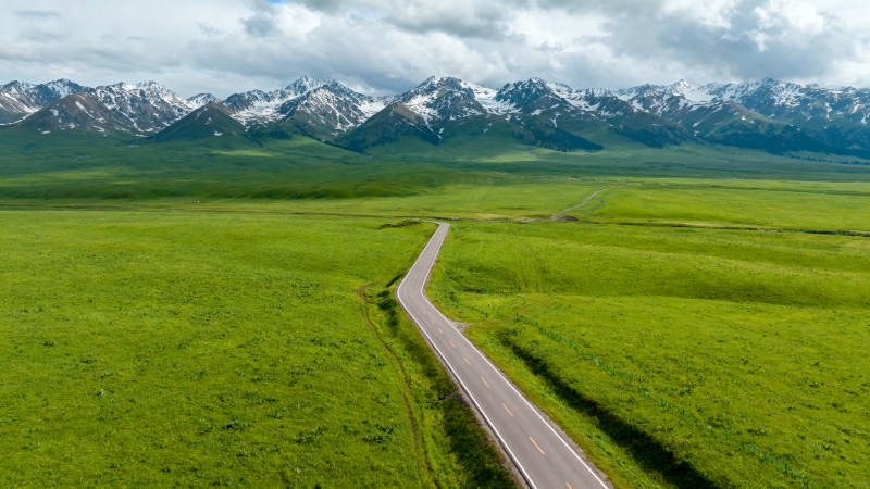 草原公路雪山景图片