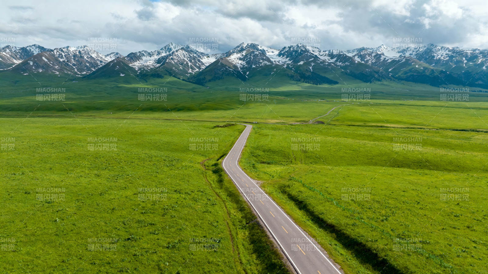 草原公路雪山景图片