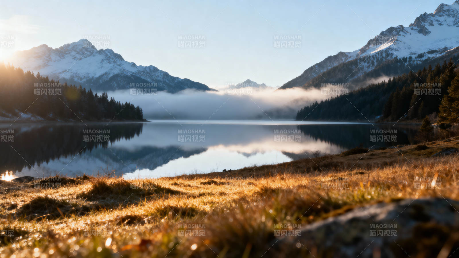 雪山湖镜晨曦图片