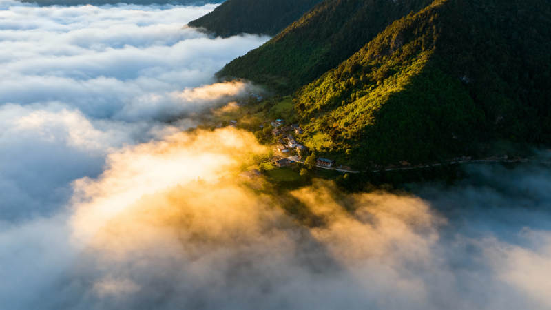 云海晨光山间村图片