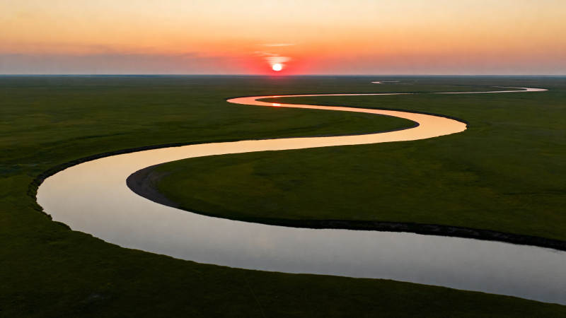 夕阳下的蜿蜒河流图片