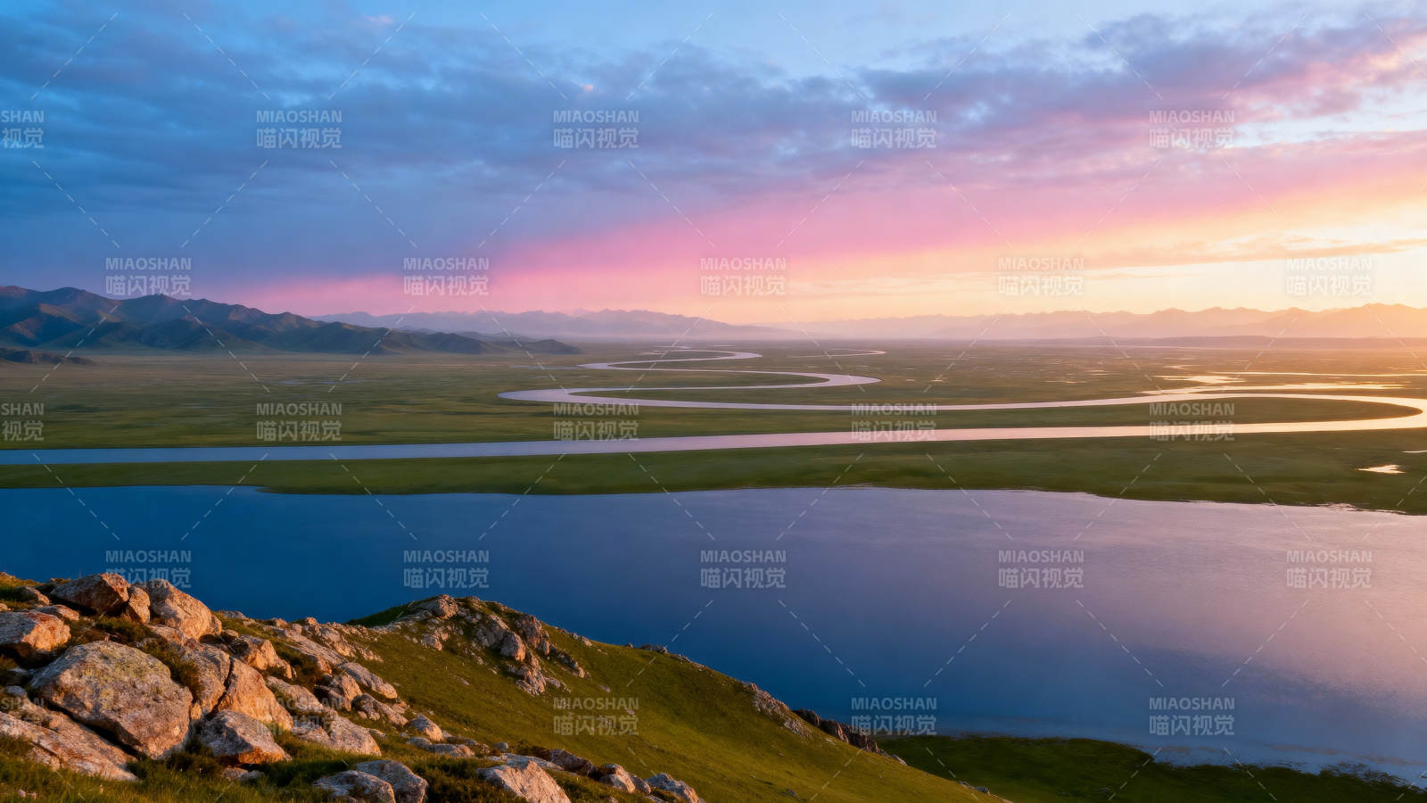 草原日落湖景图片