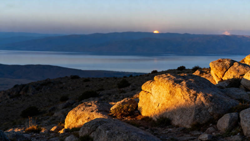 湖畔黄昏岩影图片