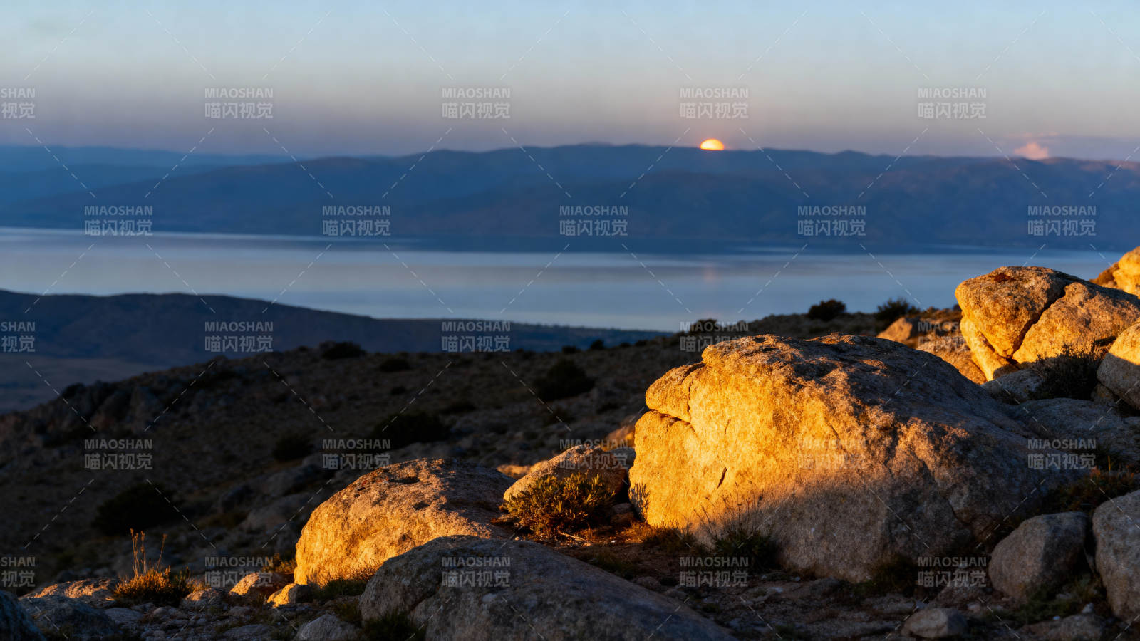 湖畔黄昏岩影图片