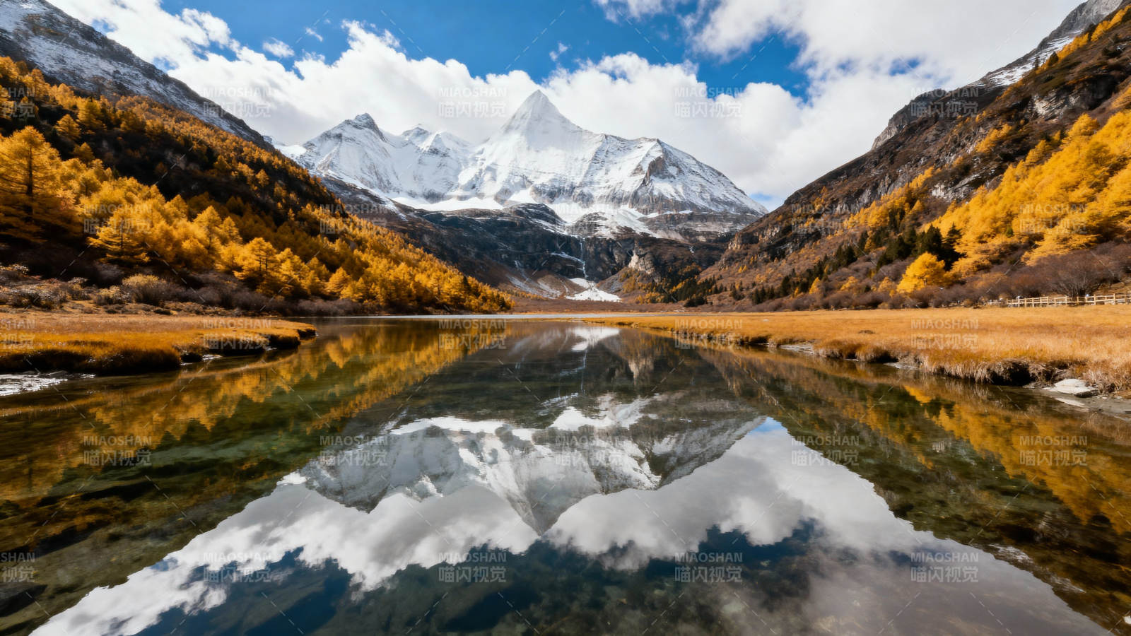 雪山倒影秋景图片