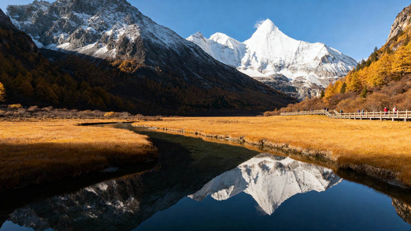 雪山倒影秋景图片