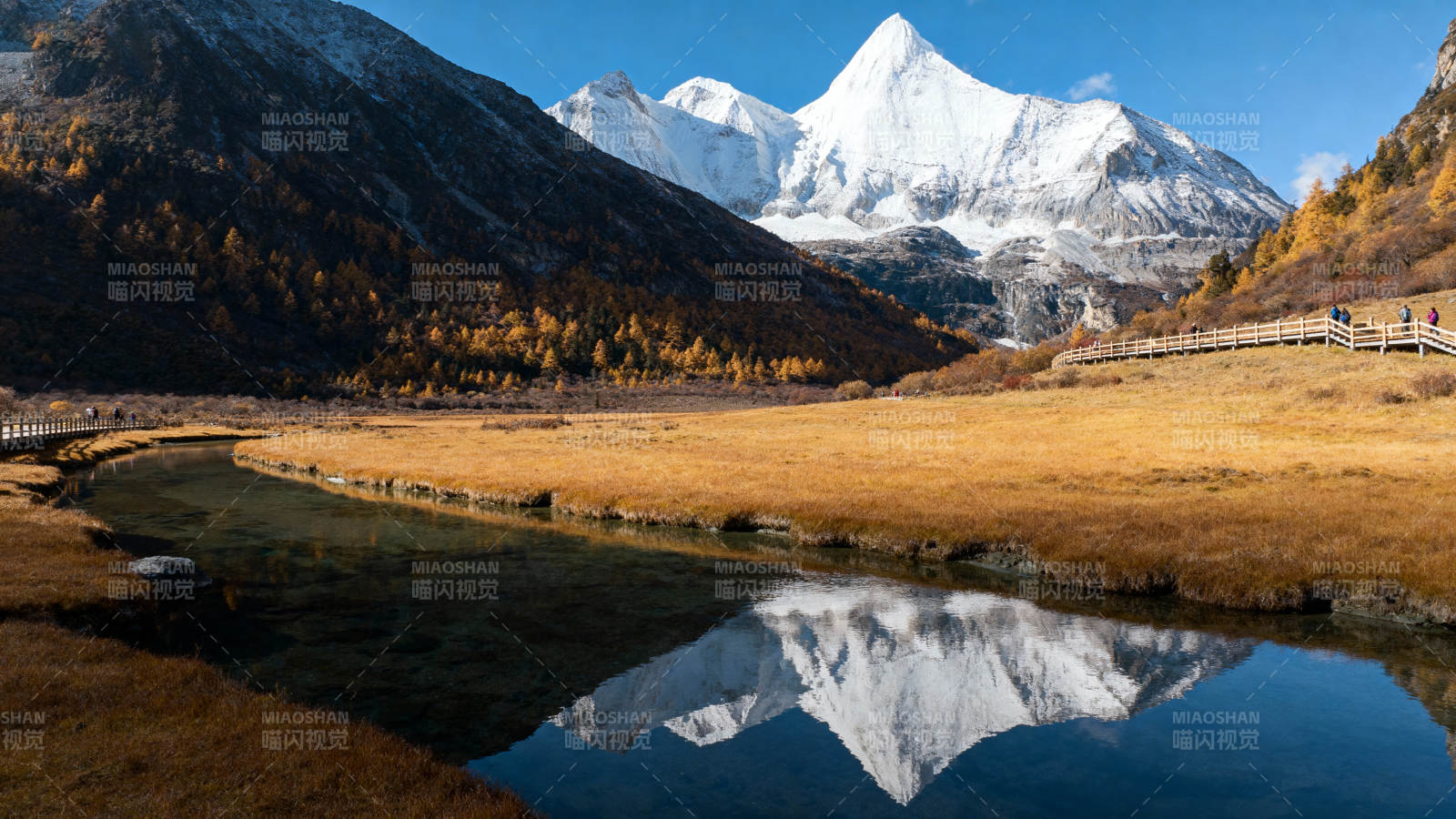 雪山倒影秋景图片