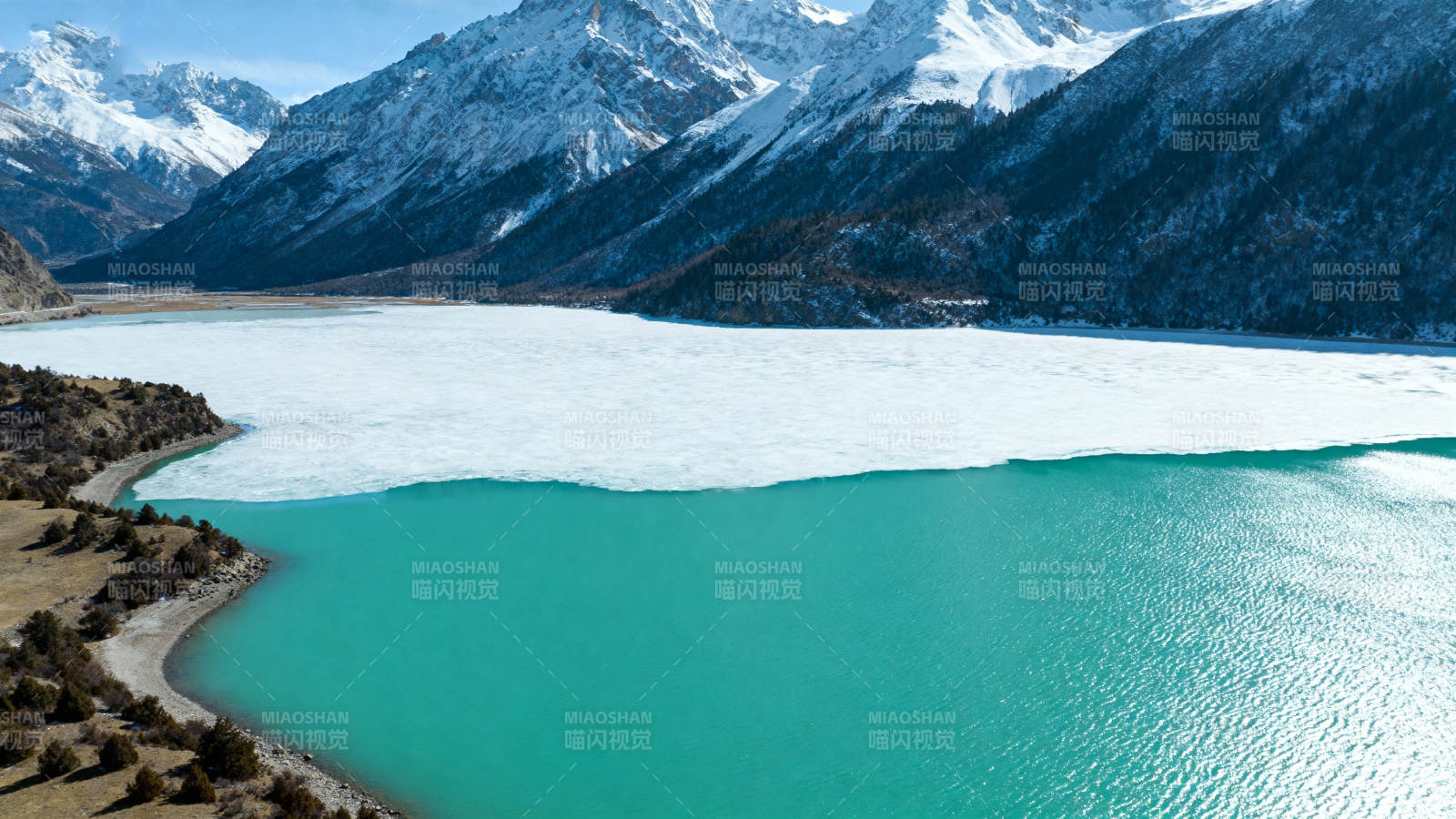 雪山碧湖风光图片