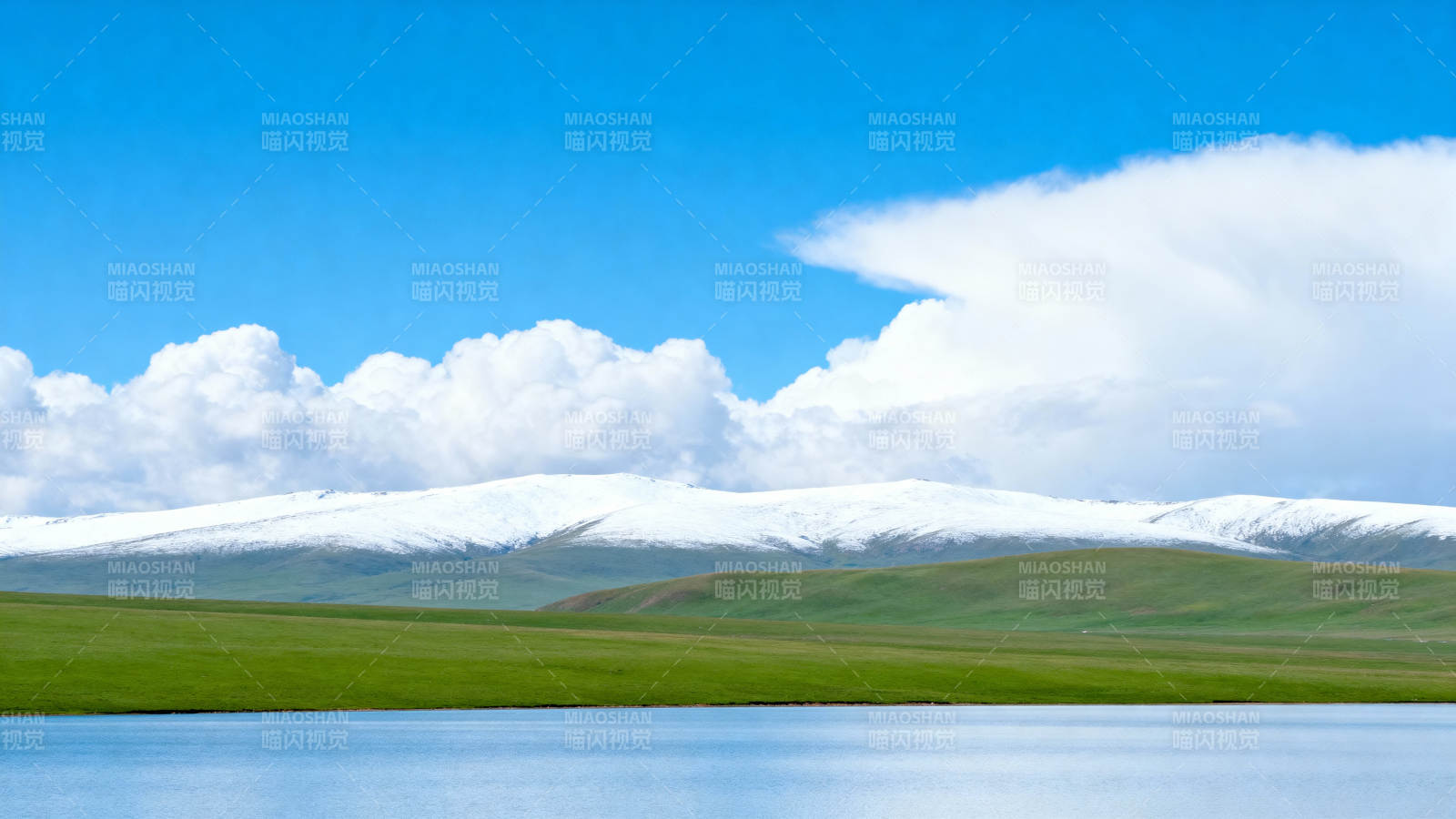 雪山湖畔风光图片