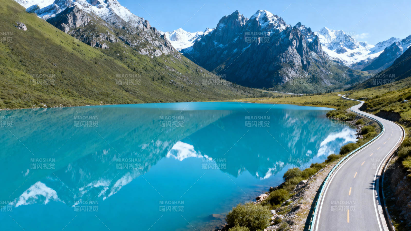 雪山映湖 公路蜿蜒图片